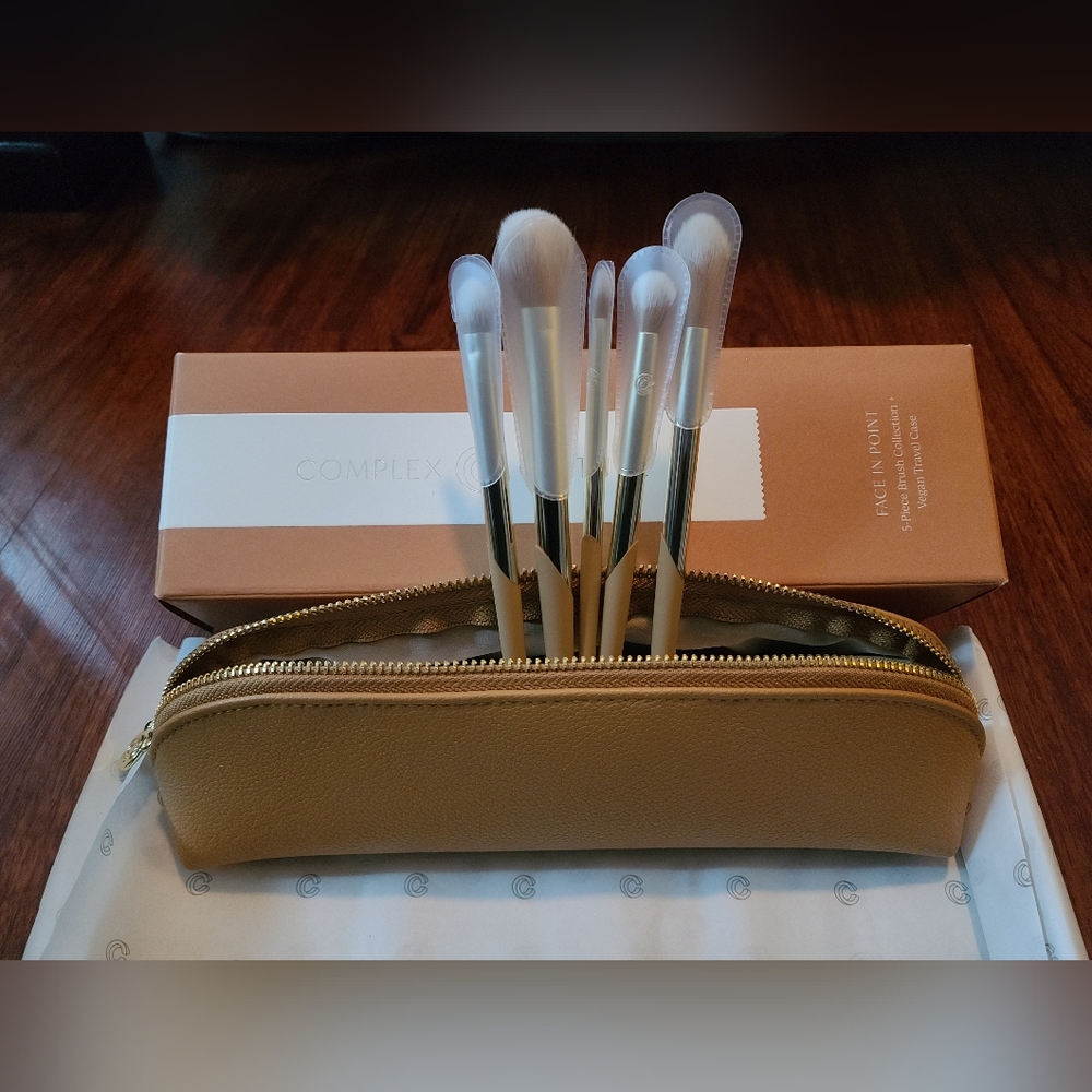 Complex Culture Face In Point 5-piece brush collection + vegan travel case